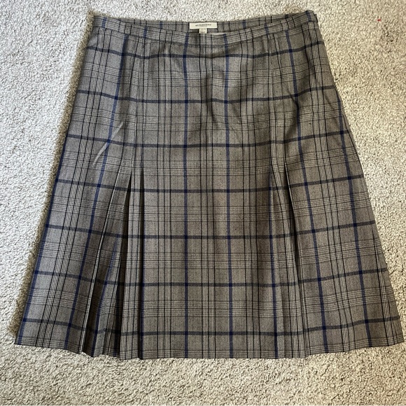 Burberry London Pleated Skirt, US size 8 - Picture 1 of 7